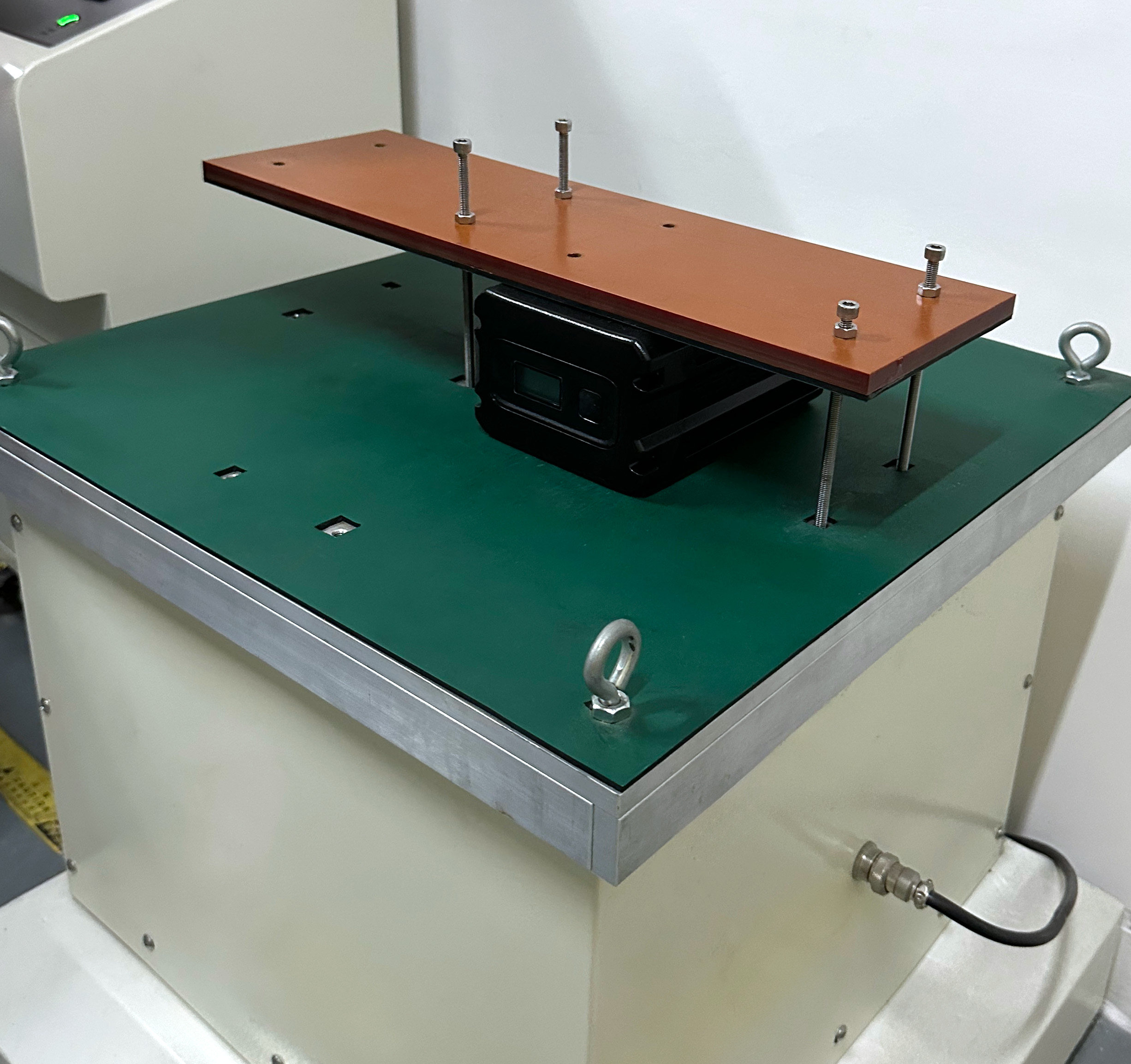 Electromagnetic vibration table. Электромагнитный вибростол